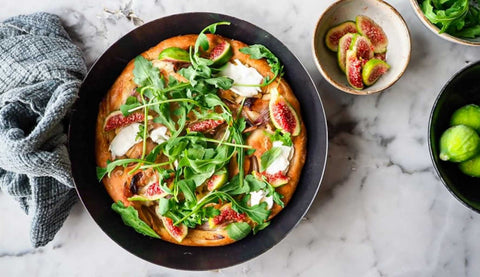 Focaccia Semintegrale con Cipolle Caramellate, Formaggio di Capra e Fichi